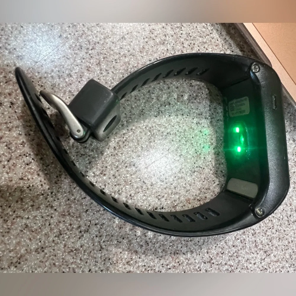 Garmin Vivoactive HR smartwatch- EUC - has hairline crack on face - STILL WORKS!